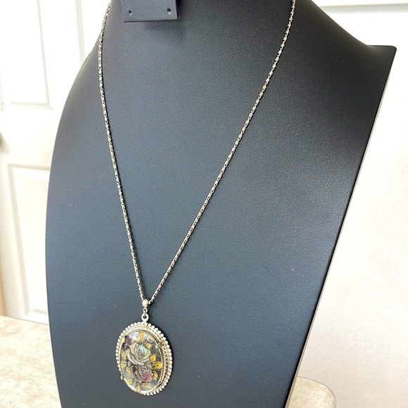 Vintage 1928 Roses Glass Intaglio Cameo Flower Floral Pendant Necklace - Picture 2 of 7